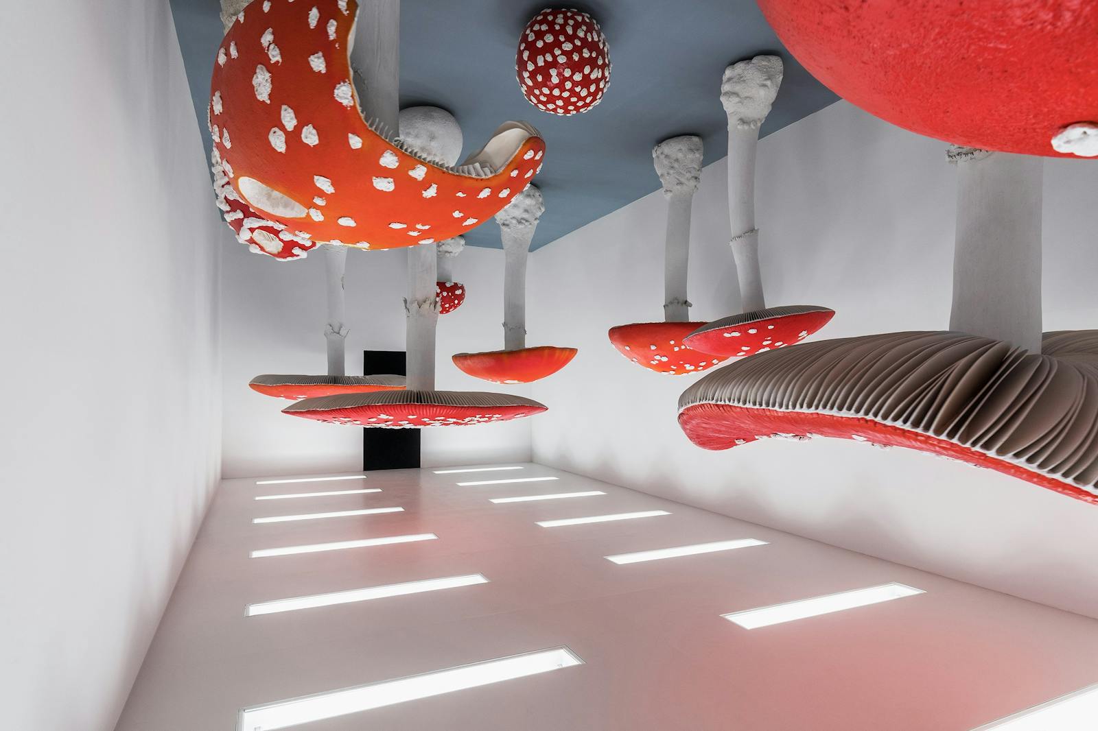 la Fondation Prada avec champignons géants suspendus