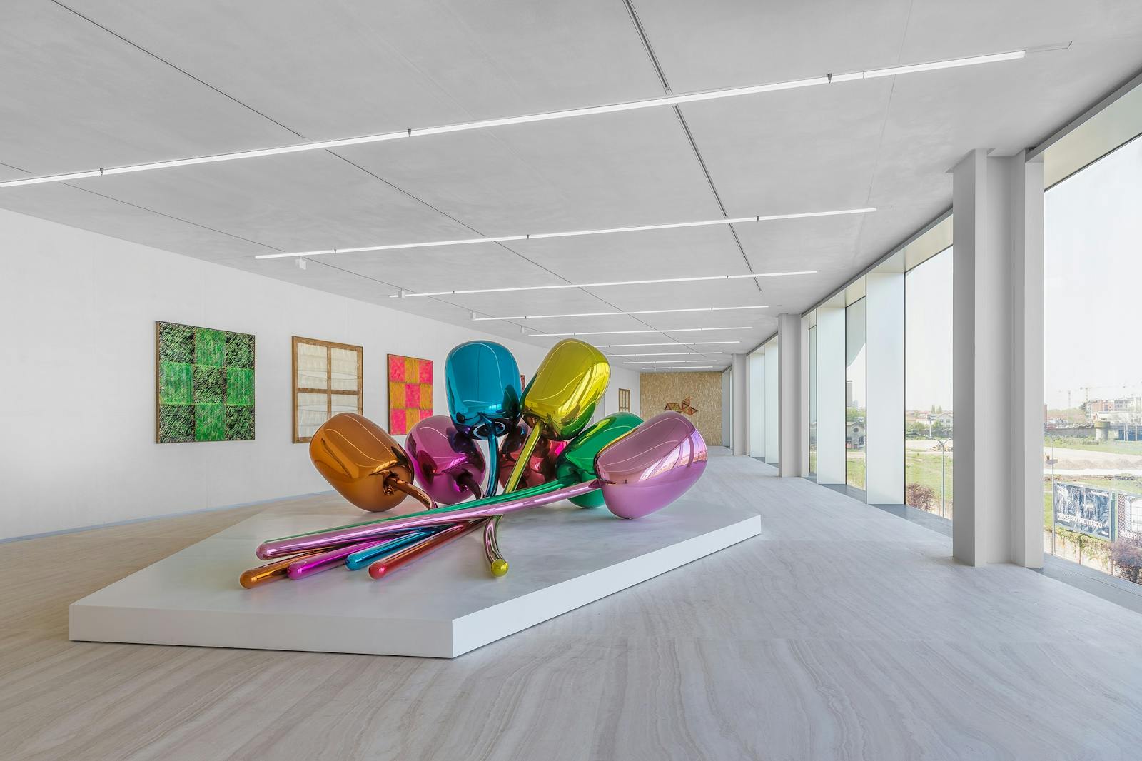 la Fondation Prada avec sculpture colorée et vue panoramique