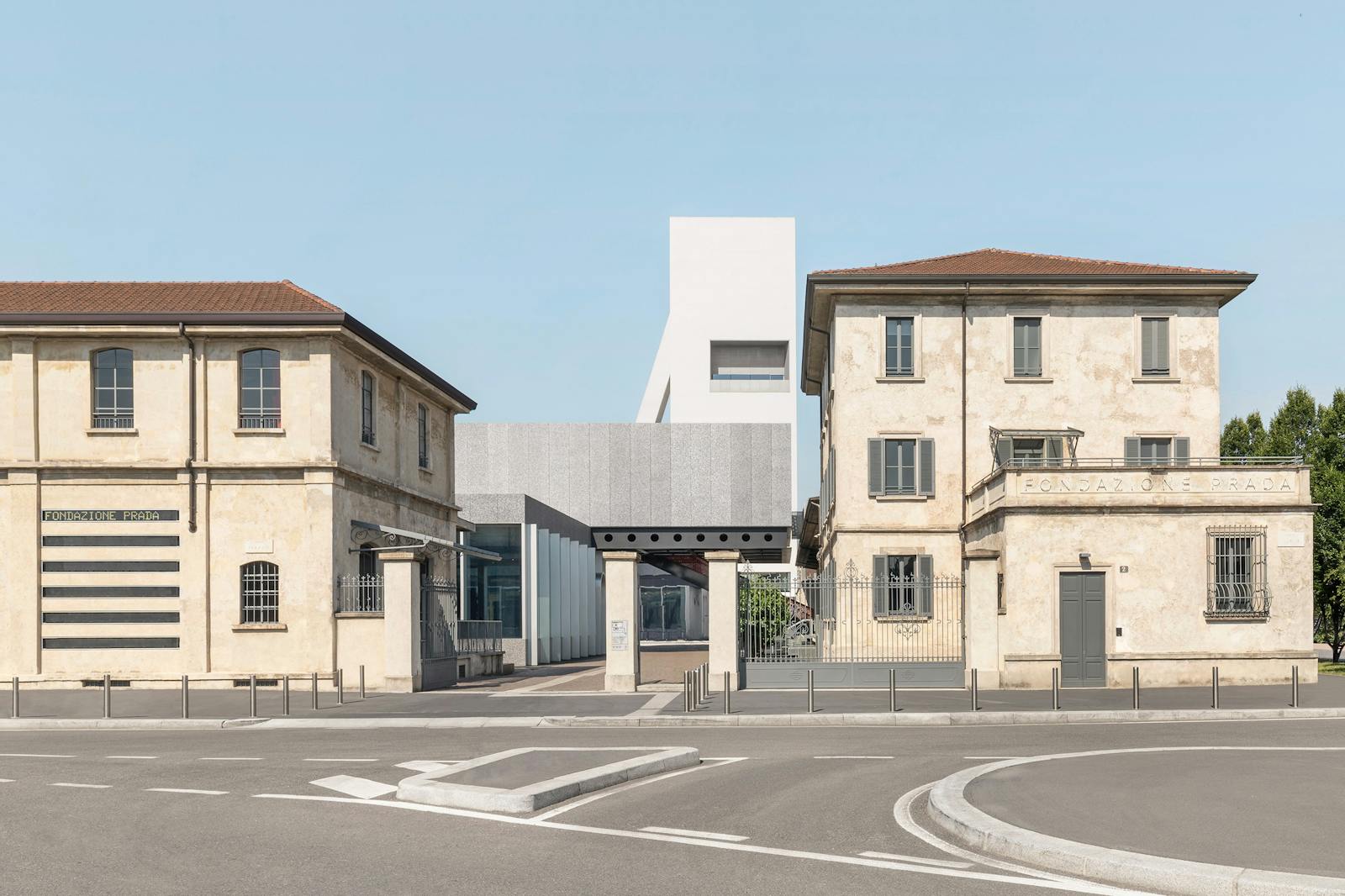 la Fondation Prada vue de face avec bâtiments anciens et moderne