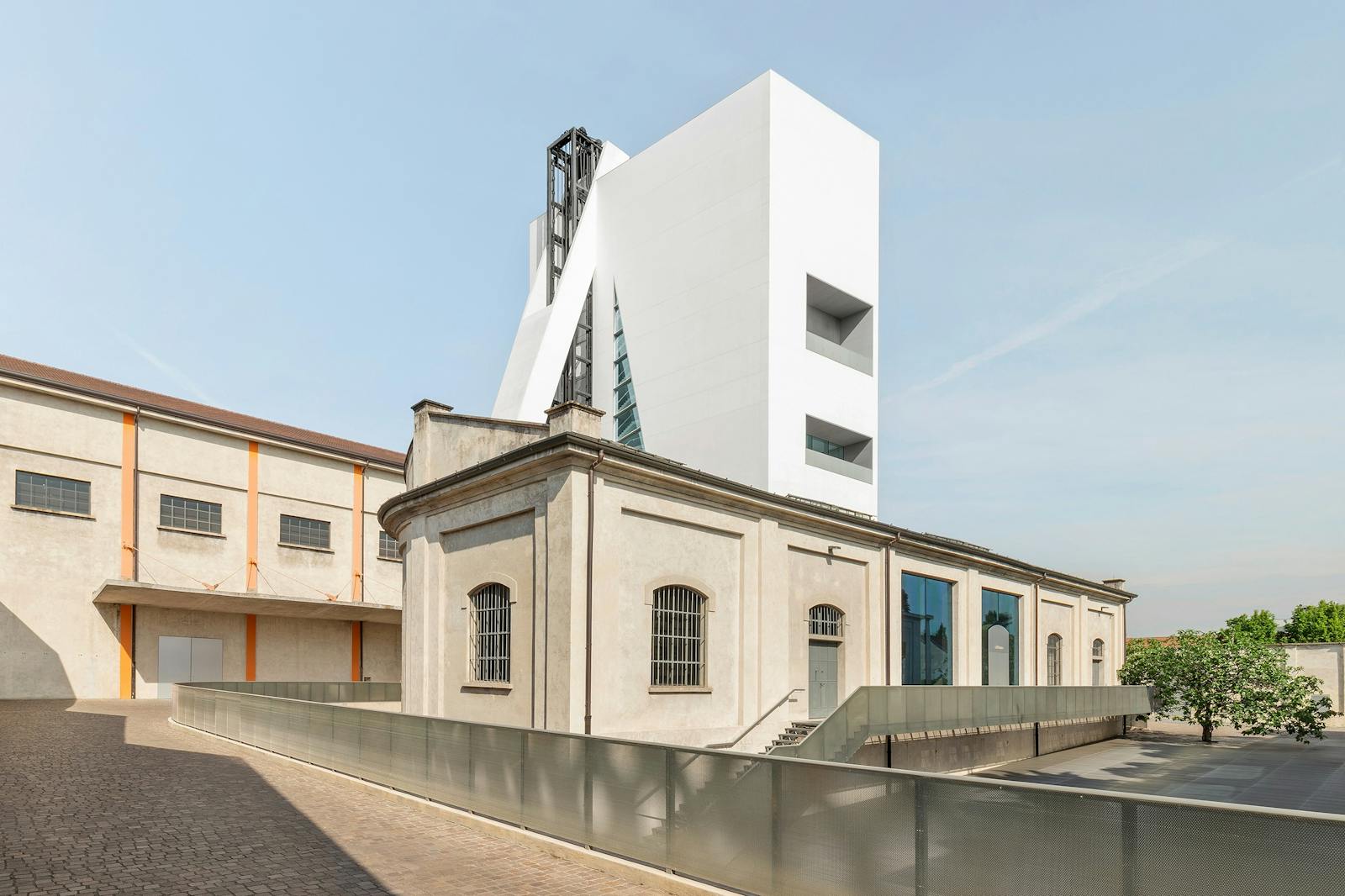 la Fondation Prada vue de côté avec sa tour blanche et son architecture moderne